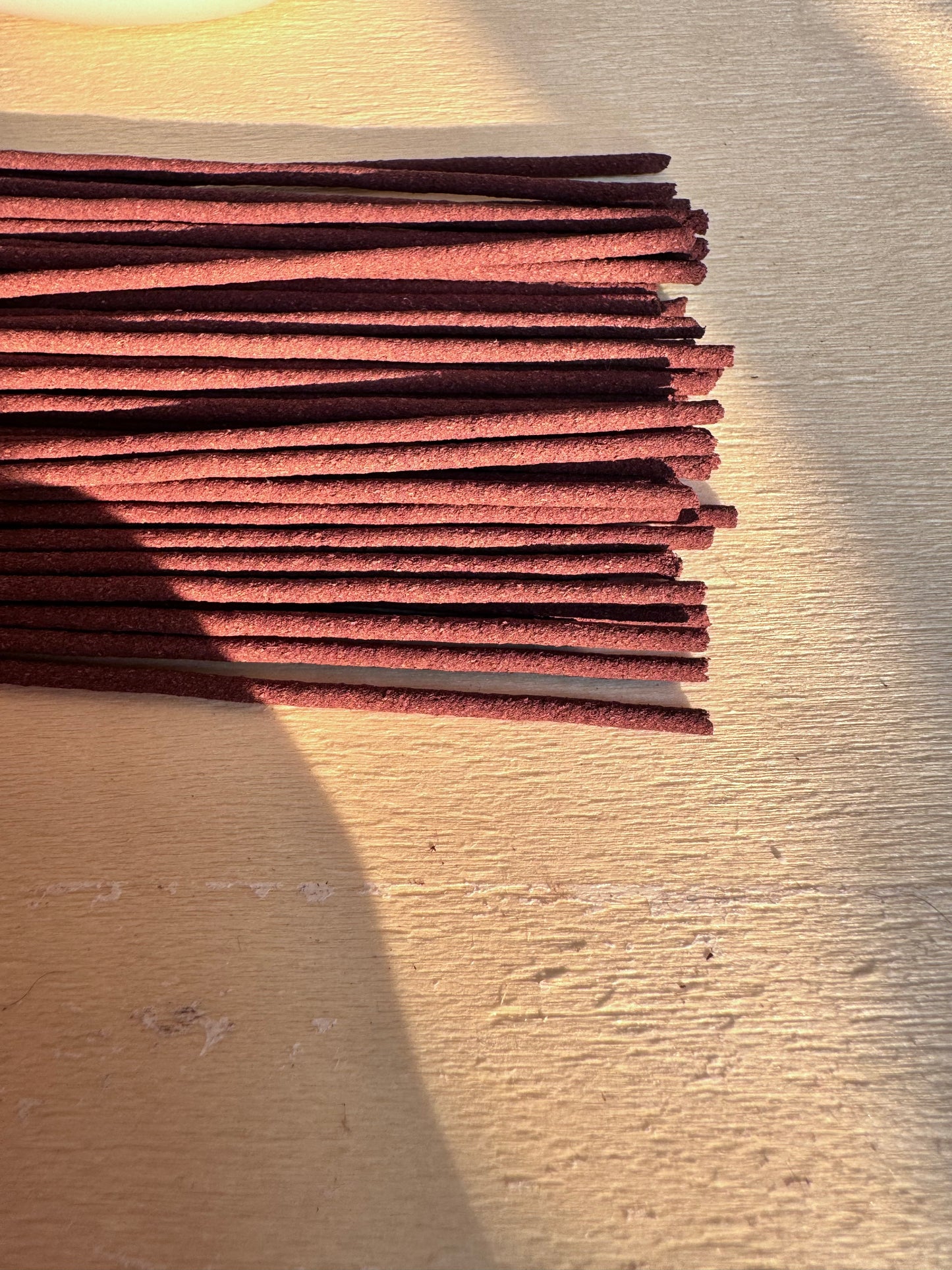 Microscopic view of Hainan Rosewood resin lines, showcasing premium sinking-grade quality