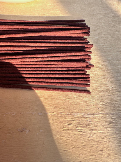 Microscopic view of Hainan Rosewood resin lines, showcasing premium sinking-grade quality